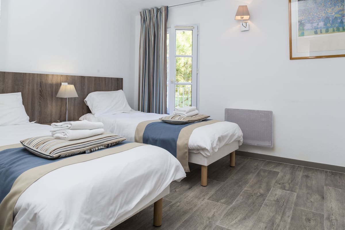 Blackout drapes, cribs (surcharge), WiFi (free), bed sheets