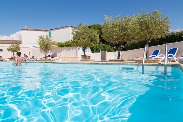 Una piscina al aire libre de temporada