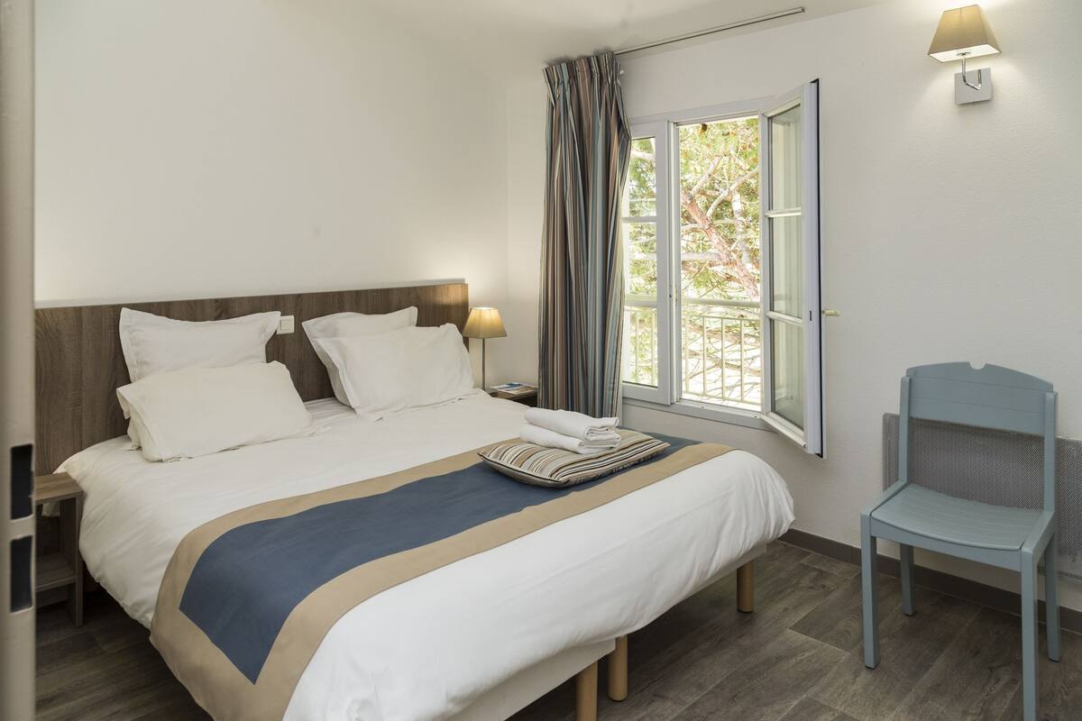 Blackout drapes, cribs (surcharge), WiFi (free), bed sheets