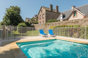 Piscine extérieure (ouverte en saison), chaises longues