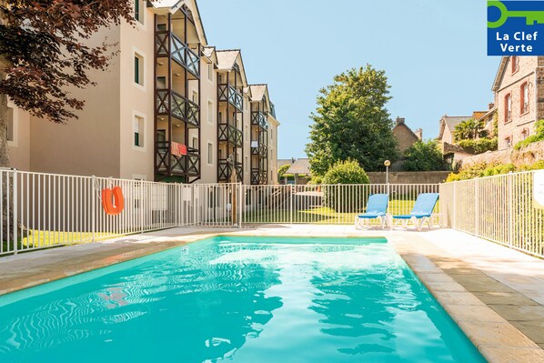 Seasonal outdoor pool, open 10:00 AM to 7:00 PM, pool loungers