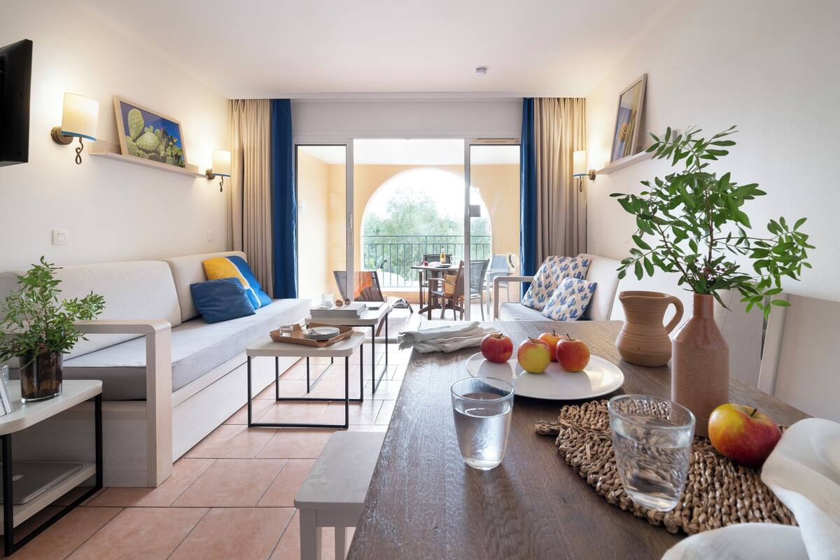 Una sala moderna con un sofá, una mesa de centro y un comedor.