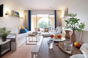Leilighet, 1 soverom, terrasse | Oppholdsområde | TV