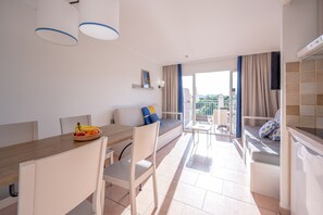 Leilighet, 1 soverom, terrasse, sjøutsikt | Oppholdsområde | TV