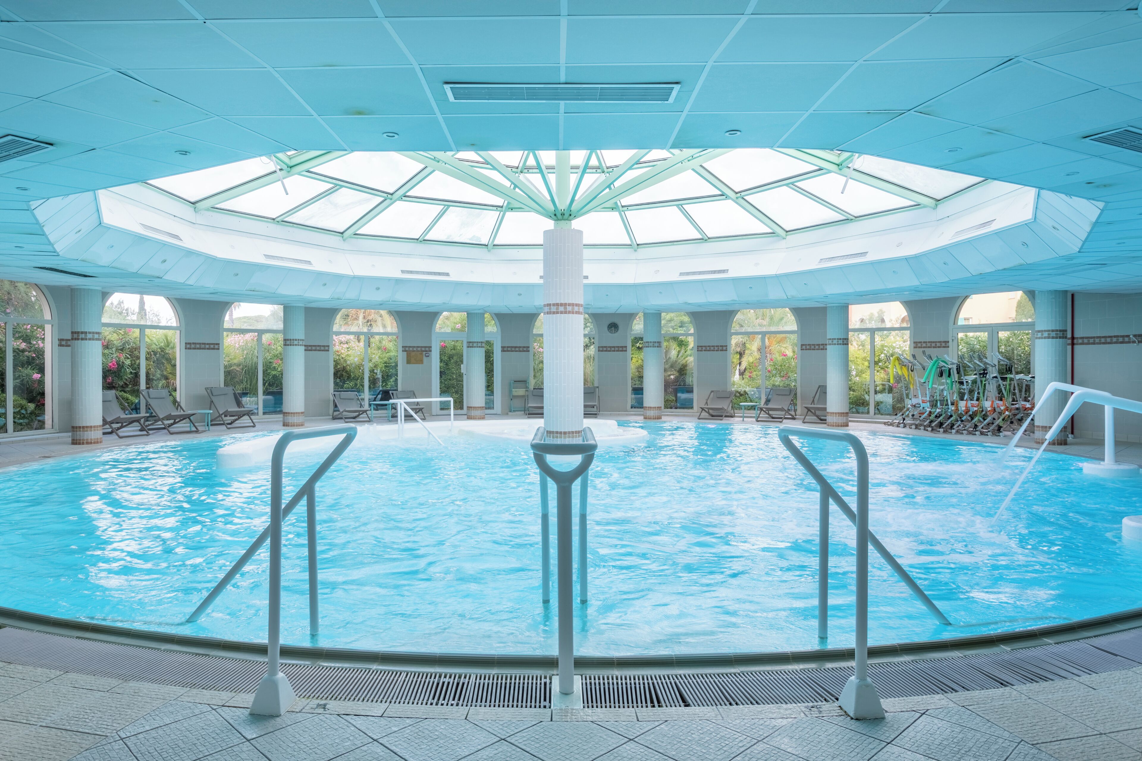 Seasonal outdoor pool, pool umbrellas, sun loungers