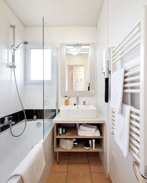 Articles de toilette écologiques, séchoir à cheveux, serviettes fournies