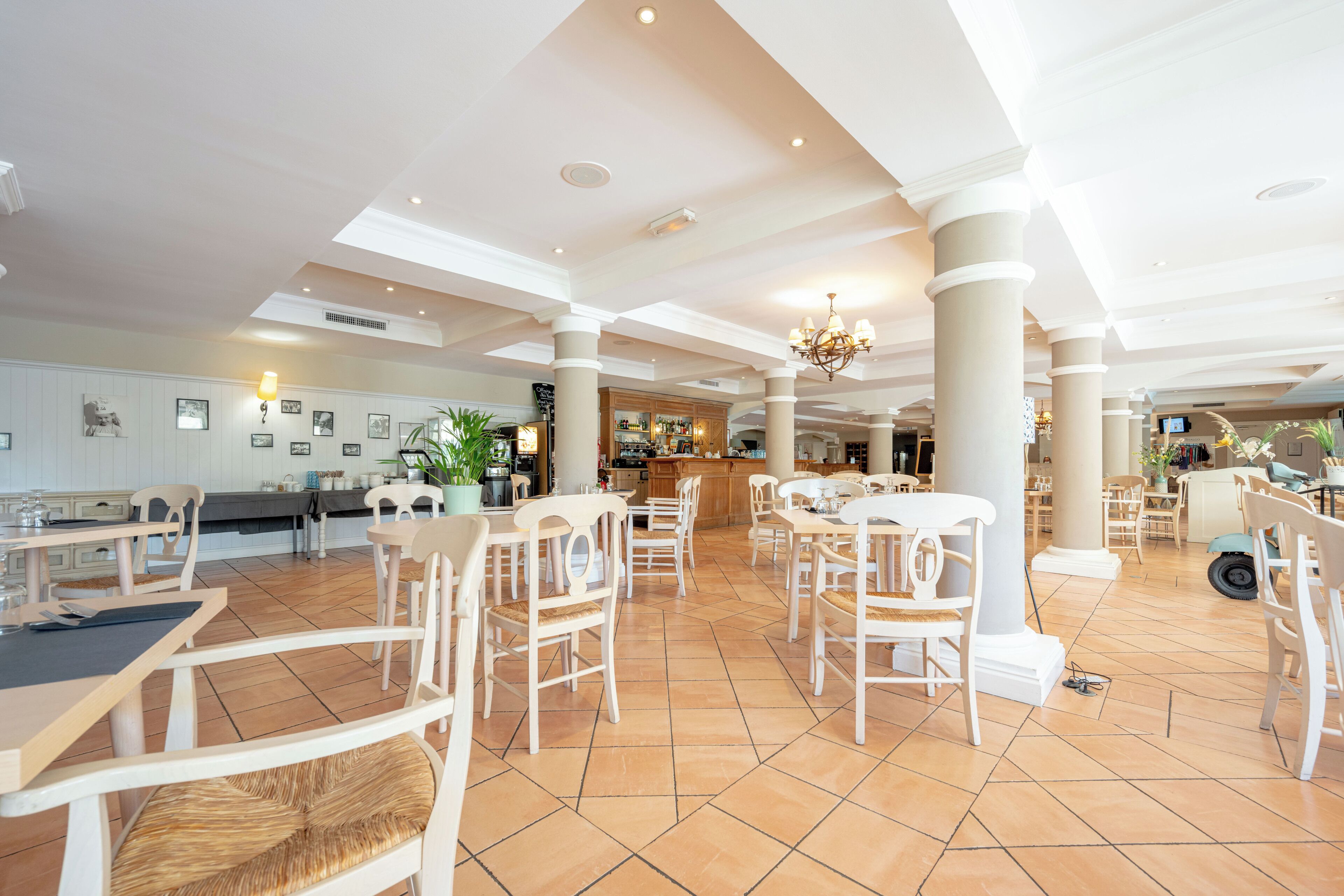 Sarapan, makan tengah hari, makan malam dihidangkan; masakan serantau 