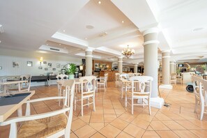 Frokost, lunsj og middag serveres, regionale retter 