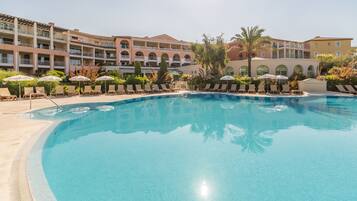 Sesongbasert utendørsbasseng, bassengparasoller og solsenger