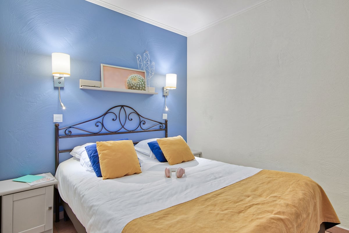 Appartement 6 personnes - 1 chambre + 1 coin nuit - Terrasse ou balcon - Vue mer | Couette en duvet d'oie, coffres-forts dans les chambres