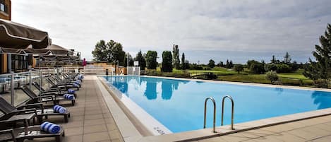 AuĂenpool (je nach Saison geöffnet), LiegestĂŒhle