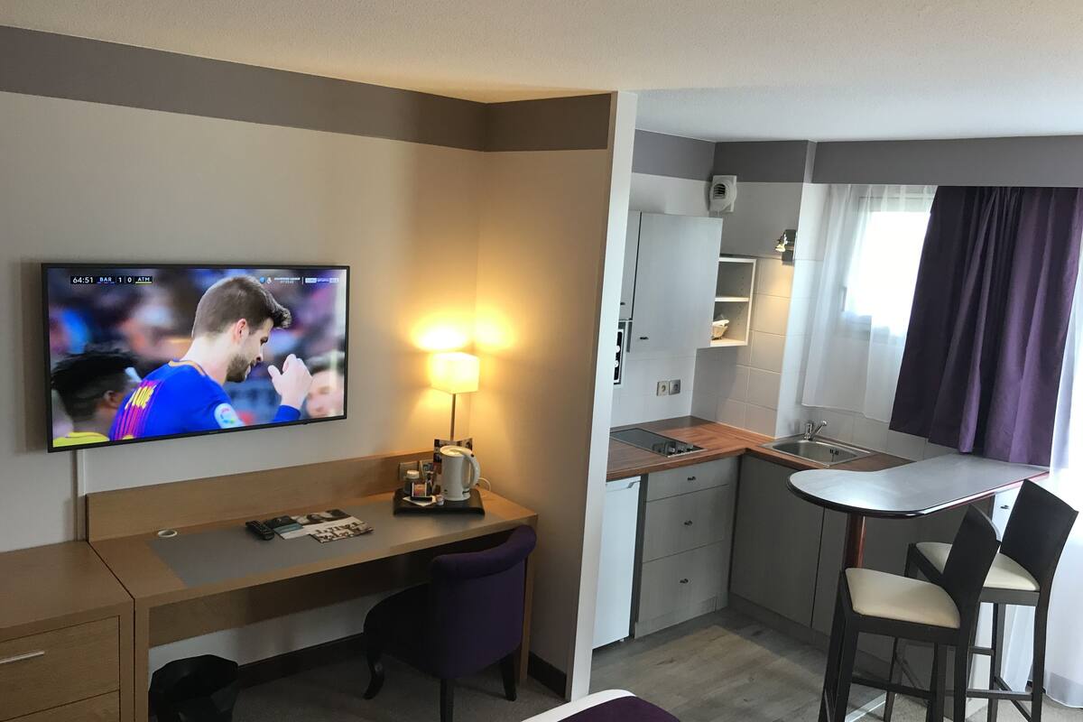 studio, 1 double bed, kitchenette | private kitchenette | fridge, eco-friendly cleaning products