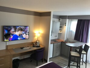 Studio, 1 Double Bed, Kitchenette | Private kitchenette | Fridge, eco-friendly cleaning products