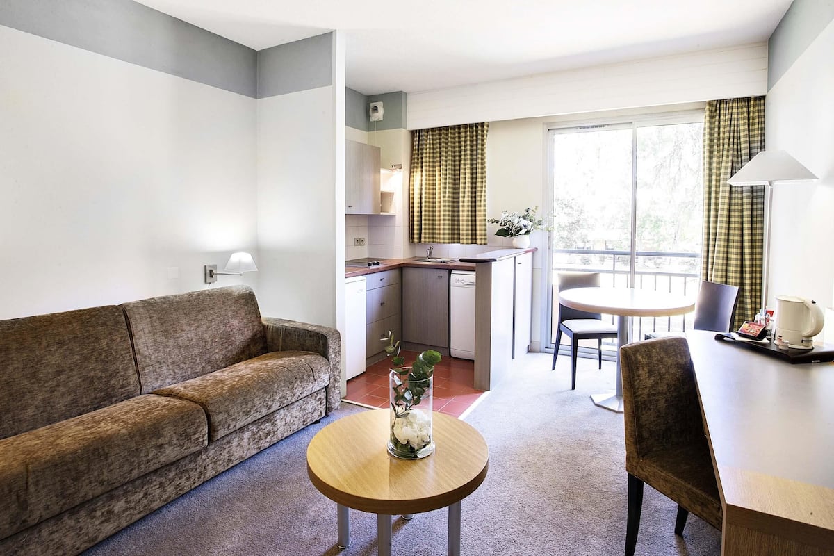 Minibar, in-room safe, desk, laptop workspace