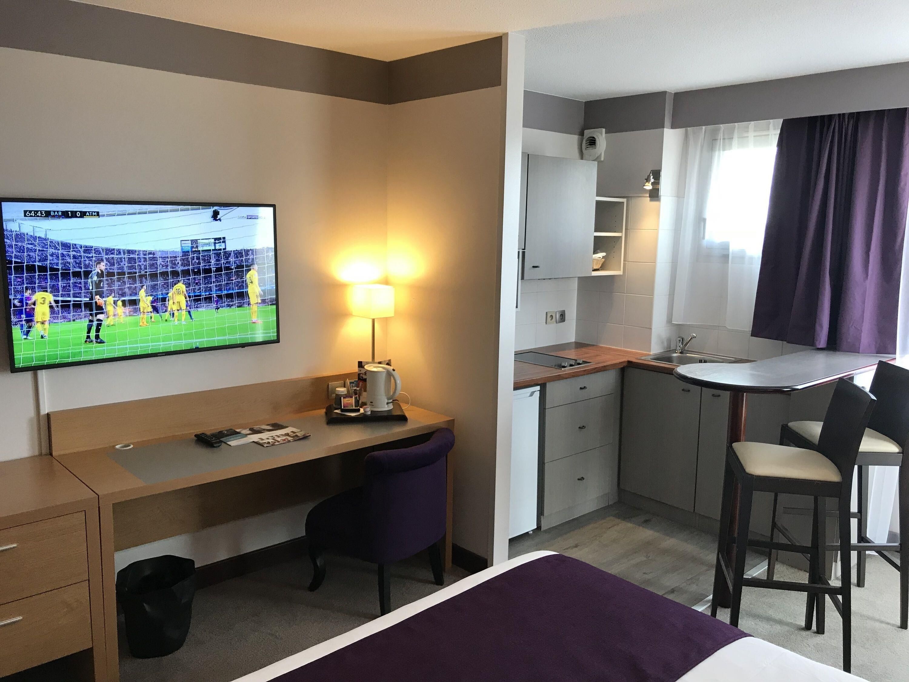Estudio, 1 cama matrimonial, cocineta | Minibar, caja de seguridad en la habitación y escritorio 