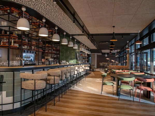 Se sirven almuerzos, cenas y cocina regional