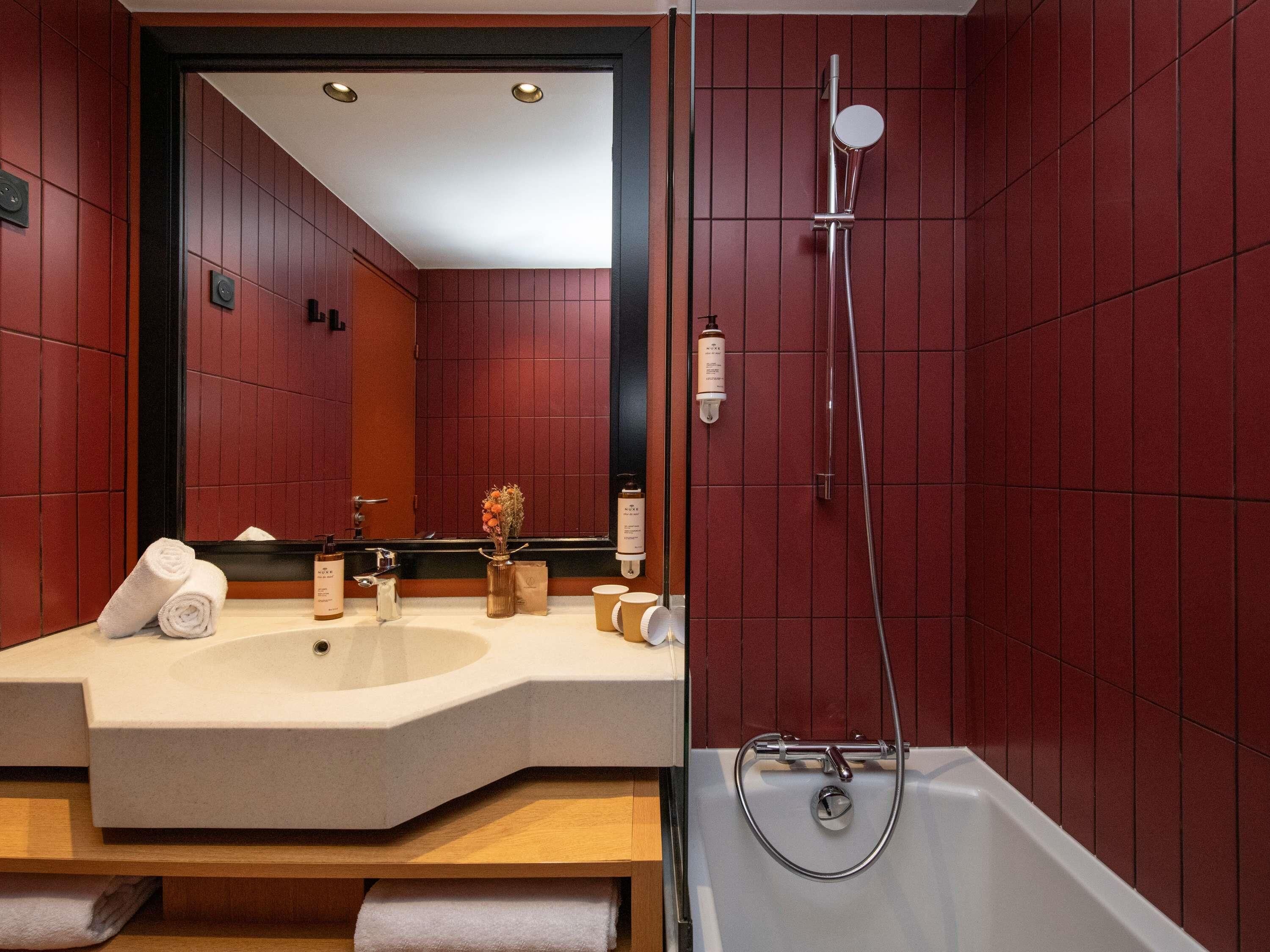 Minibar, coffres-forts dans les chambres, bureau