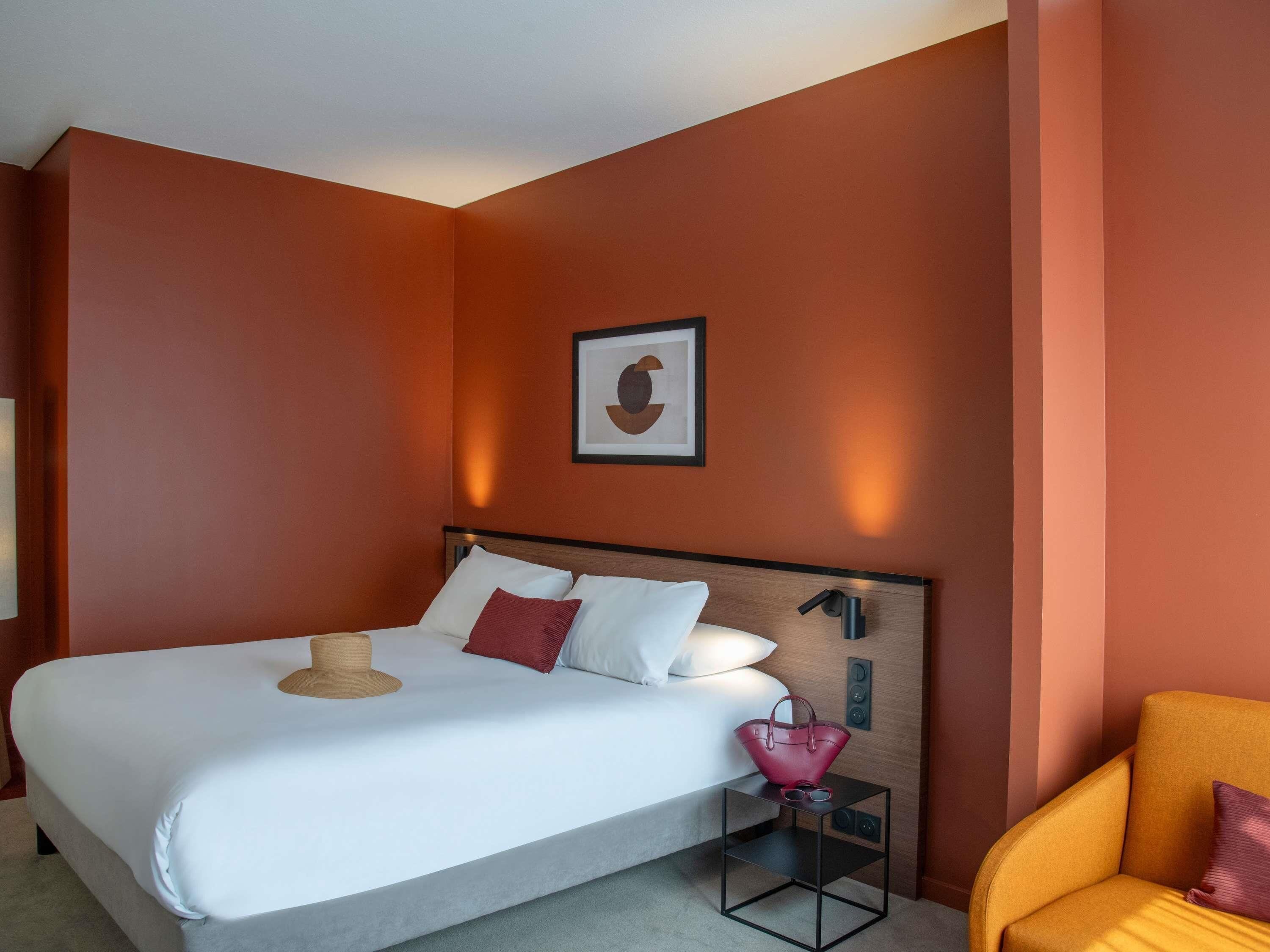 Suite – junior, 2 queensize-senger | Minibar, safe på rommet, skrivebord og skrivebord for bærbar PC