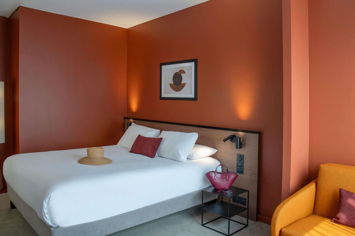 Suite – junior, 2 queensize-senger | Minibar, safe på rommet, skrivebord og skrivebord for bærbar PC