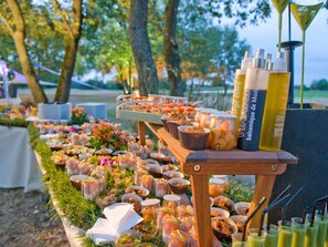 Se sirven comidas, cenas y cocina regional 