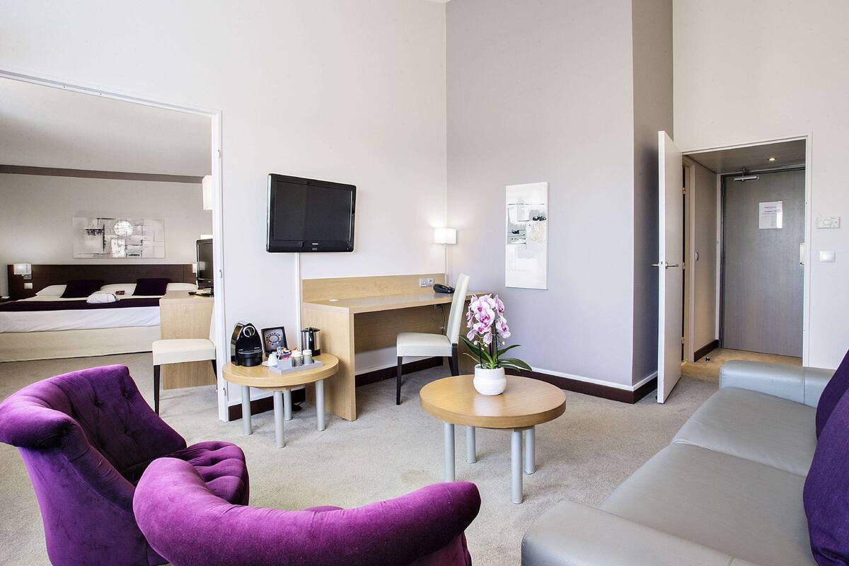 Suite, 1 Double Bed | Minibar, in-room safe, desk, laptop workspace