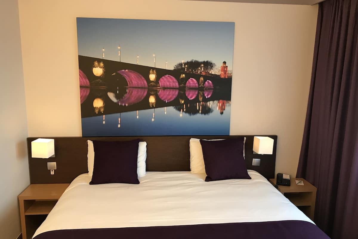 미니바, 객실 내 금고, 책상, 노트북 작업 공간