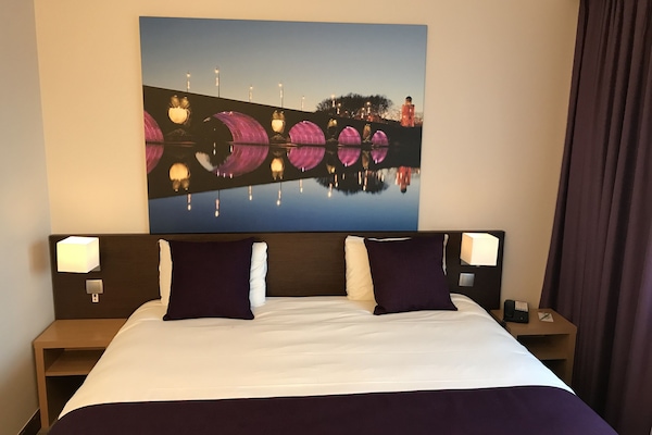 Bar mini, peti besi dalam bilik, meja, ruang kerja komputer riba