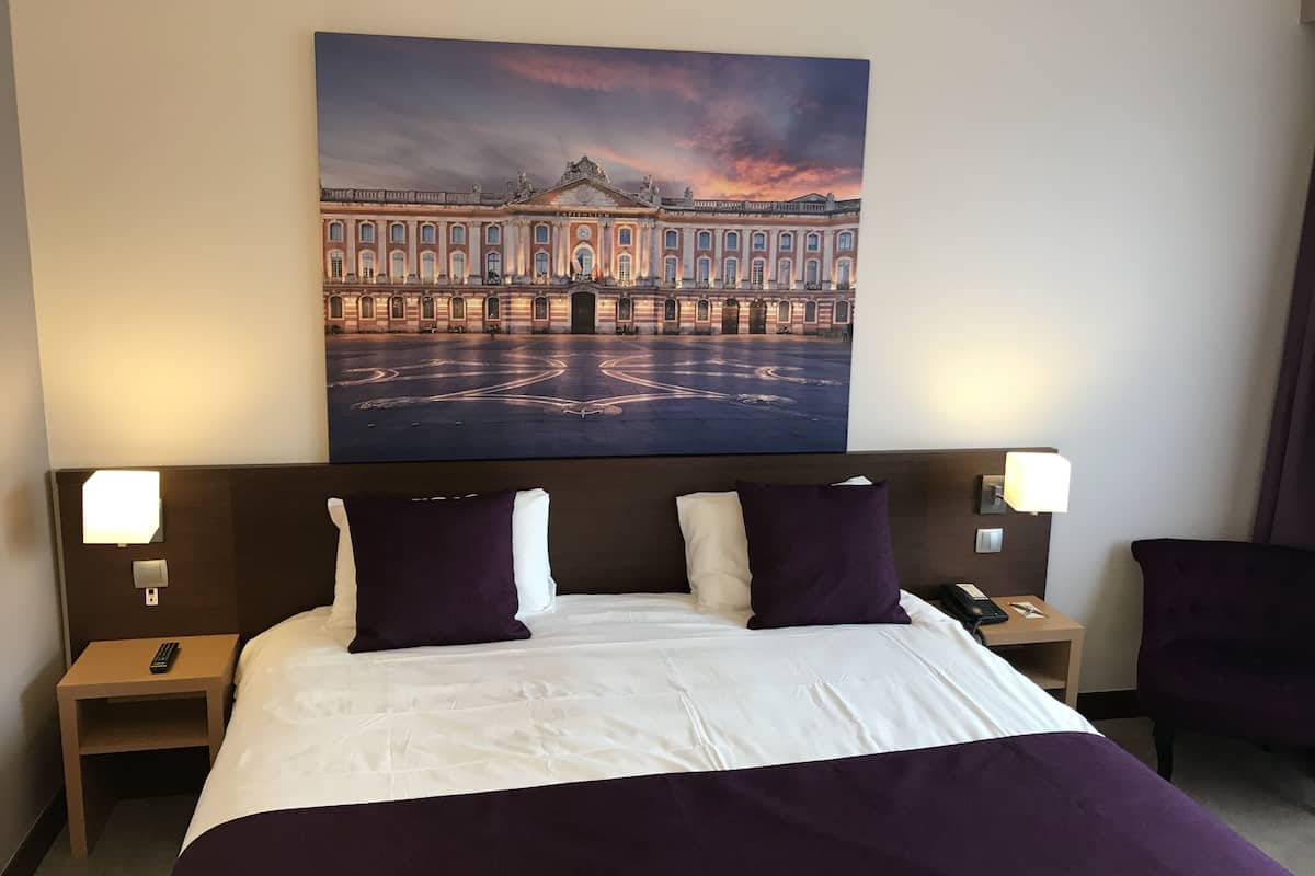 classic room, 1 double bed | minibar, in-room safe, desk, laptop workspace