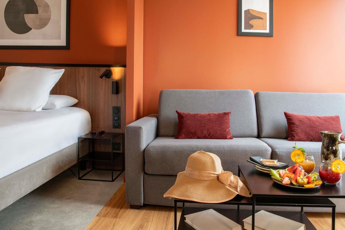 Suite – junior, 2 queensize-senger | Minibar, safe på rommet, skrivebord og skrivebord for bærbar PC