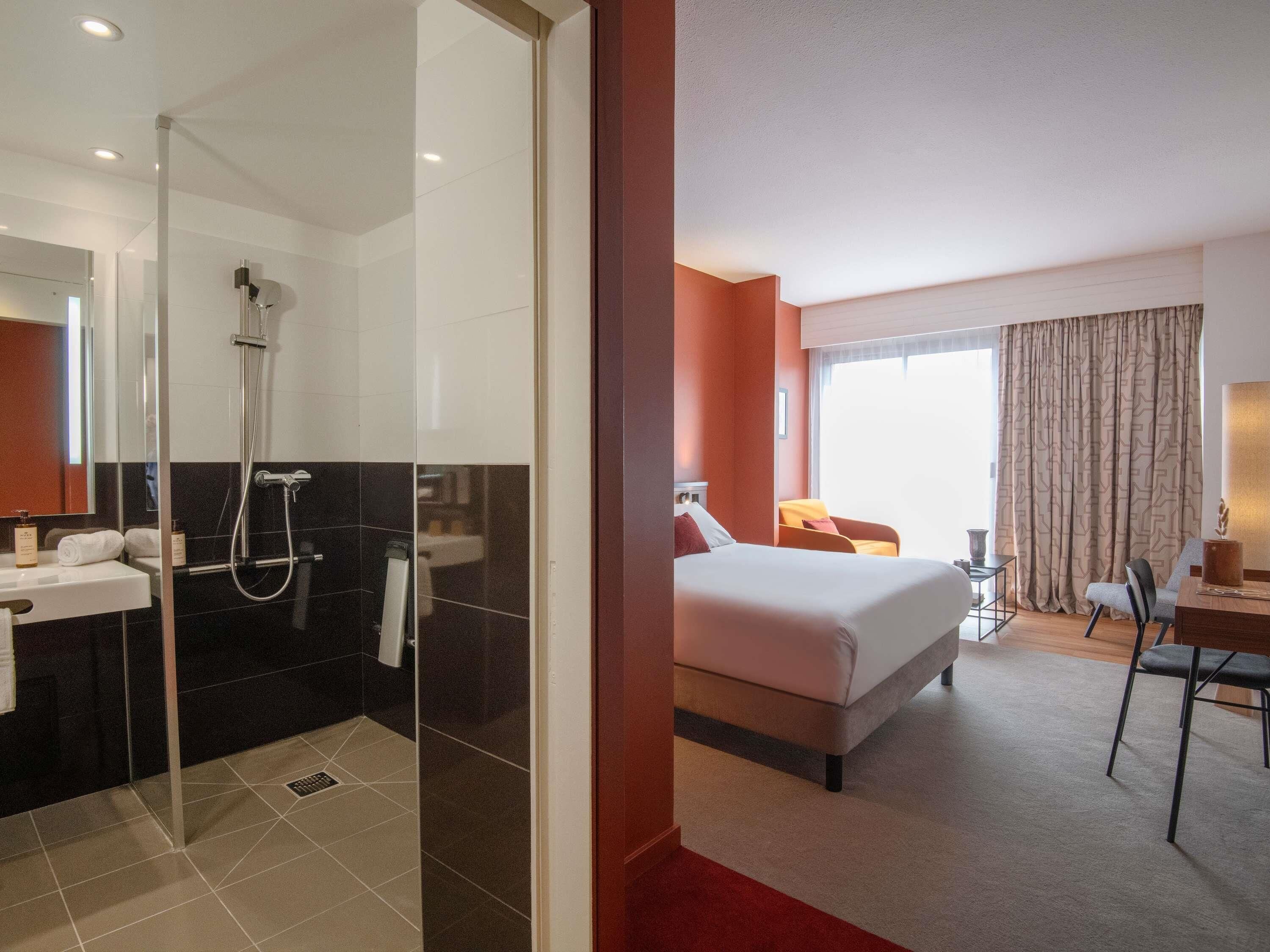 Minibar, coffres-forts dans les chambres, bureau