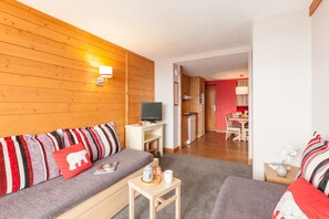 Appartement 6 personnes - 2 chambres | Área de sala de estar | Televisión 