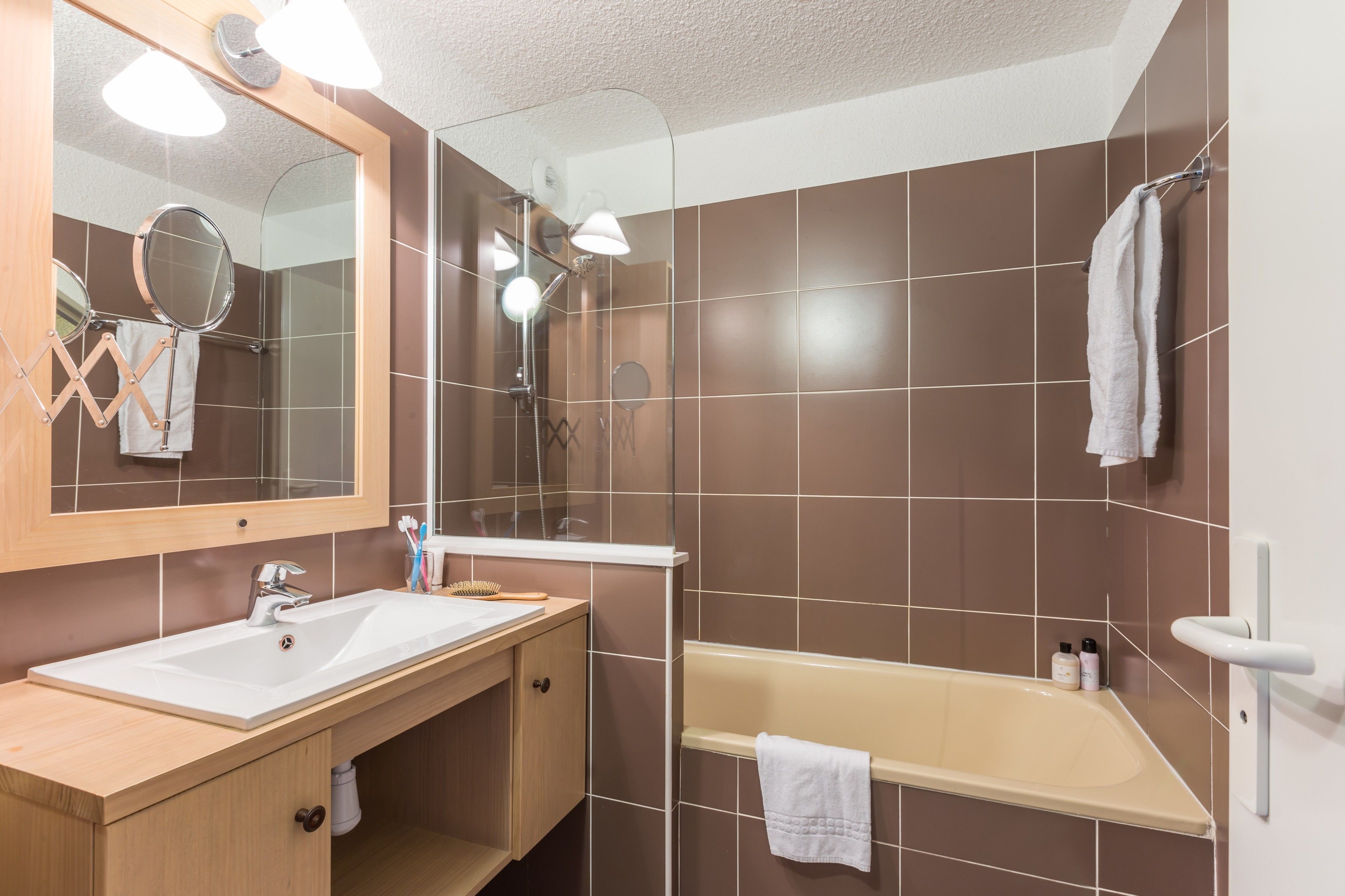 Un baño con lavamanos, espejo y bañera.