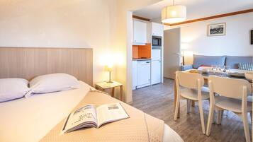 Studio 6 personnes - 1 coin nuit - Exposition sud | In-room safe, iron/ironing board, cribs/infant beds, free WiFi