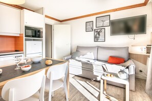 Appartement 6 personnes - 1 chambre + 1 coin nuit - Exposition sud | Private kitchen | Fridge, microwave, stovetop, dishwasher