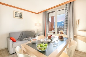 Studio 4 people - 1 sleeping alcove - South-facing | Living area | Flat-screen TV - Pierre & Vacances Résidence Les Bergers (Huez)