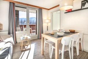 Appartement 6 personnes - 1 chambre + 1 coin nuit - Exposition sud | Living area | Flat-screen TV
