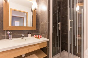Appartement 7 personnes - 2 chambres | Bathroom | Hair dryer, towels - Pierre & Vacances Residence Aconit (Les Belleville)