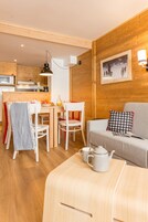 Apartamento estándar, 1 habitación | Zona de estar | Una televisión de pantalla plana