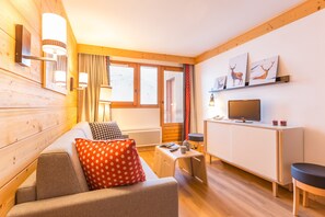 Apartment 4 people - 1 bedroom | Living room | Flat-screen TV - Pierre & Vacances Residence Aconit (Les Belleville)