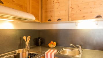 Apartamento standard | Cozinha americana privada | Geladeira, micro-ondas, cooktop, lava-louças