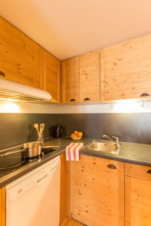 Apartment 6 people - 1 bedroom + 1 sleeping alcove - Balcony | Private kitchenette | Fridge, microwave, stovetop, dishwasher