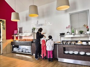 Petit déjeuner, déjeuner et dîner servis sur place
