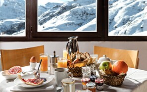 Déjeuner, dîner et souper servis sur place; cuisine française 