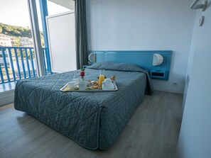 Màn/rèm cản sáng, bàn ủi/dụng cụ ủi quần áo 