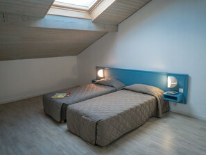 Cortinas blackout, tabla de planchar con plancha y wifi gratis 