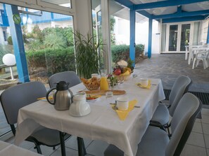 Daily continental breakfast (EUR 9 per person)