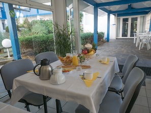 Desayuno continental diario (EUR 9 por persona)