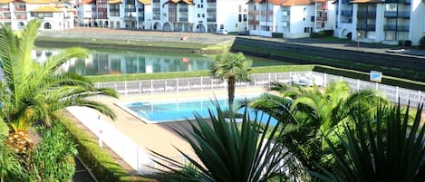 Dúplex, 1 habitación | Piscina | Una piscina al aire libre, tumbonas