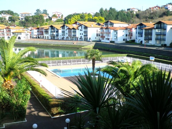 Dúplex, 1 habitación | Alberca | Alberca al aire libre y camastros 