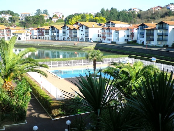 Dúplex, 1 habitación | Piscina | Una piscina al aire libre, tumbonas